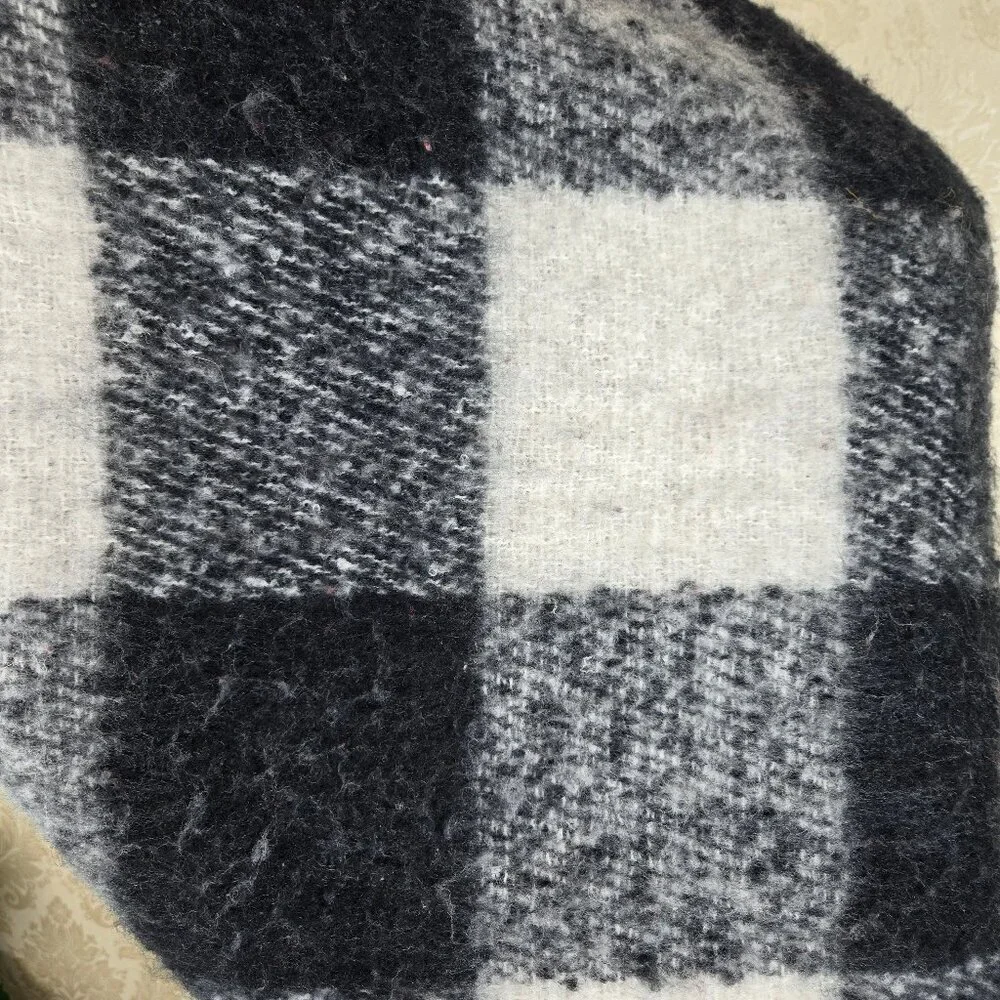 Steve Madden Black White Plaid Blanket Type Scarf Fringed Ends Cozy Comfy Winter